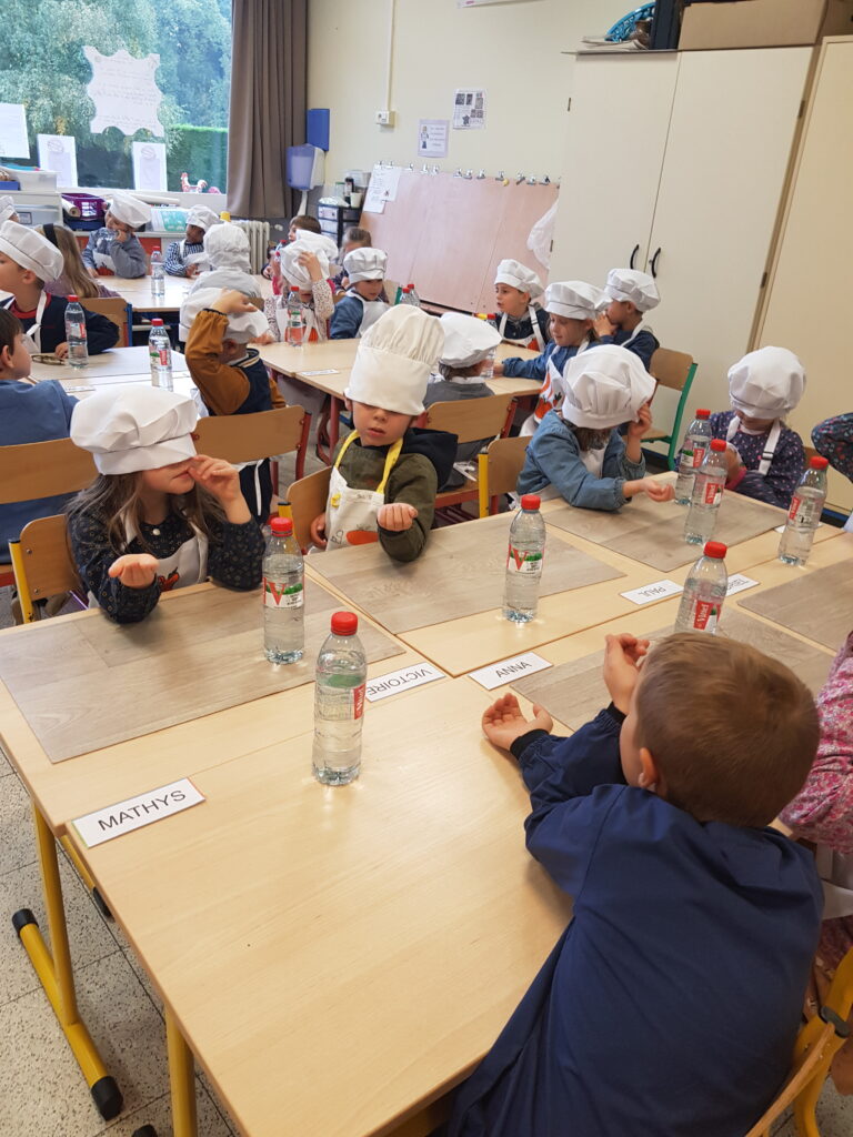 Apprivoiser le goût dès la maternelle en reconnaissant les aliments à l'aveugle lors de la semaine du Goût
