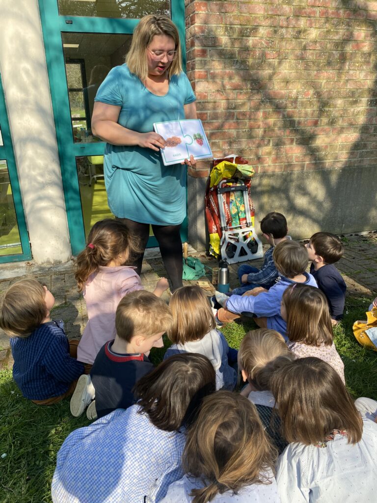 Atelier plantation au printemps 2022 en maternelle dans le cadre de la labellisation Eco-Ecole